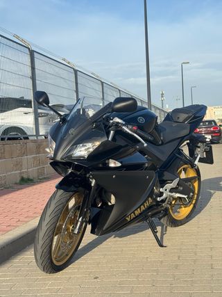 Yamaha YZF-R125 Negra y Dorada