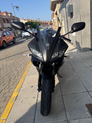 Yamaha YZF-R125 Negra y Dorada