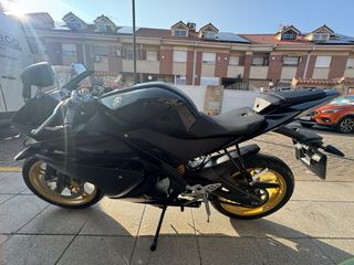 Yamaha YZF-R125 Negra y Dorada