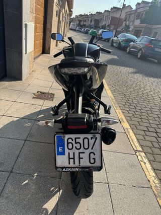 Yamaha YZF-R125 Negra y Dorada