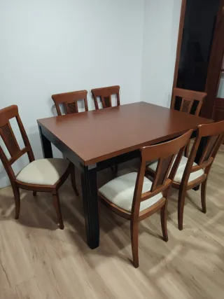 Mesa de comedor y 6 sillas de madera