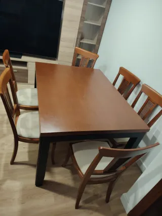 Mesa de comedor y 6 sillas de madera
