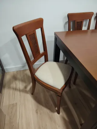 Mesa de comedor y 6 sillas de madera