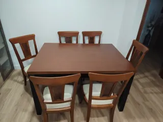Mesa de comedor y 6 sillas de madera