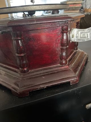 Gramófono antiguo de madera y latón