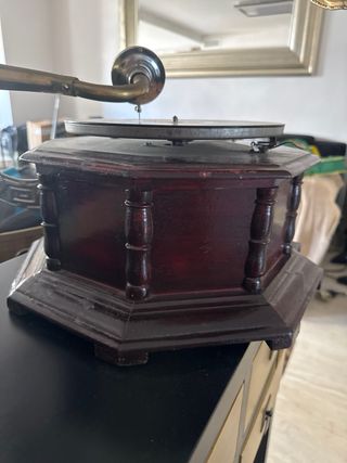 Gramófono antiguo de madera y latón