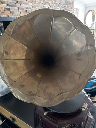 Gramófono antiguo de madera y latón