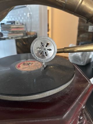 Gramófono antiguo de madera y latón