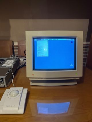 Macintosh Centris 610 + Monitor + Trackball