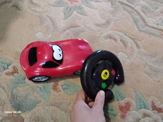 Coche teledirigido rojo con mando