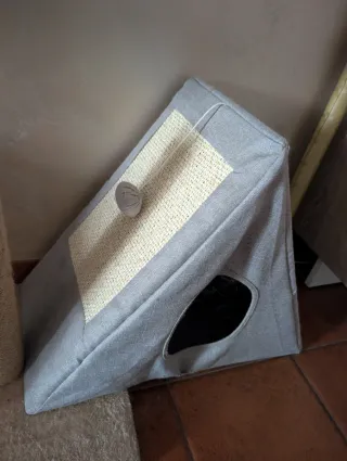 Cuccia Gatto Rifugio + Tiragraffi