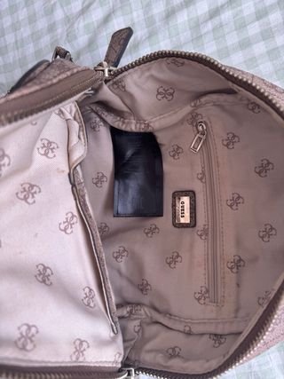 Mochila Guess con flores y número 81