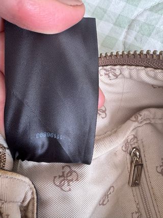 Mochila Guess con flores y número 81