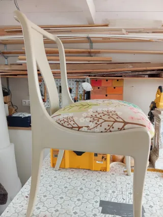 Silla de madera restaurada con tapizado floral