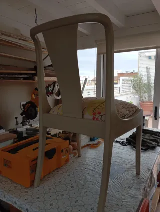 Silla de madera restaurada con tapizado floral