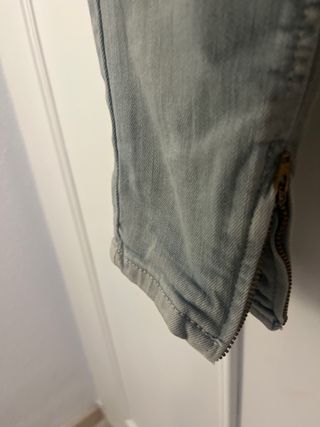 Pantalón Levi's pitillo azul con cremallera