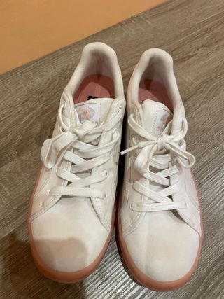 Zapatillas Skechers casuales blancas y rosas..