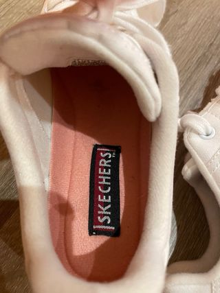 Zapatillas Skechers casuales blancas y rosas..
