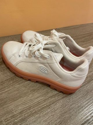 Zapatillas Skechers casuales blancas y rosas..