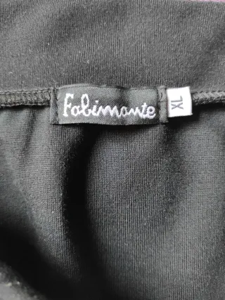 Falda negra con estampado floral con bolsillos