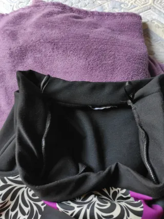 Falda negra con estampado floral con bolsillos