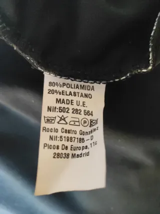 Falda negra con estampado floral con bolsillos