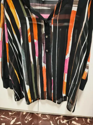 Blusa Multicolor con Diseño Abstracto.7€ cada una