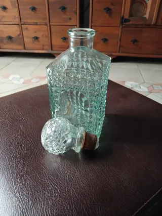 Antica bottiglia per liquori in cristallo