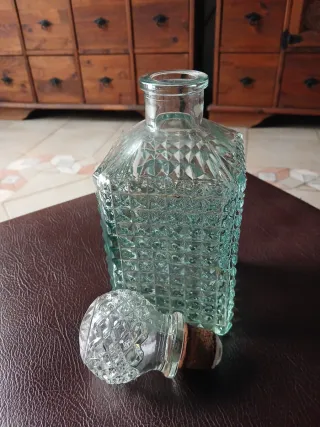 Antica bottiglia per liquori in cristallo