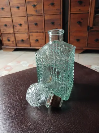 Antica bottiglia per liquori in cristallo