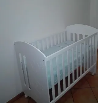 Cuna blanca para bebé