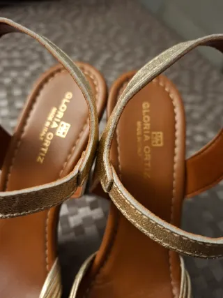 Zapatos tacón plataforma Gloria Ortiz dorados