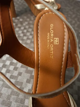 Zapatos tacón plataforma Gloria Ortiz dorados