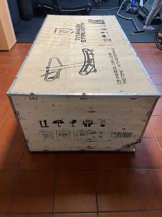 Caja de madera reforzada