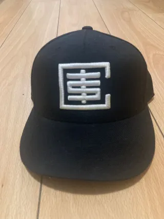 Gorra negra con logo blanco