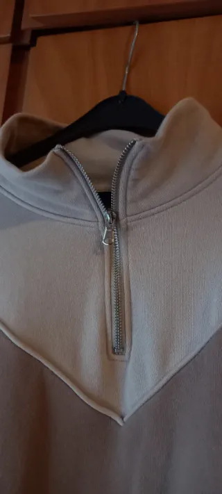 Sudadera beige y marrón con cremallera