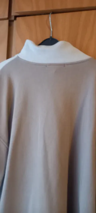 Sudadera beige y marrón con cremallera