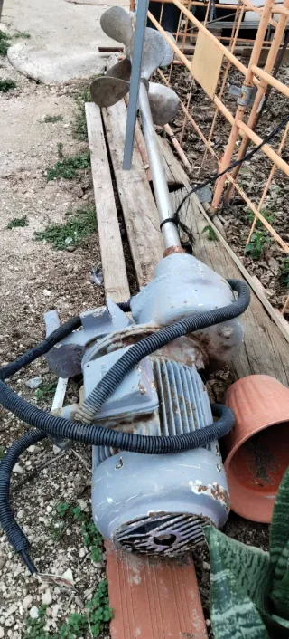 Motor con hélice para mezclas