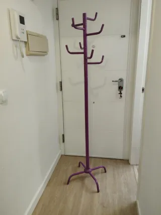 Perchero de pie morado