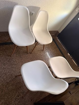 Sillas de plástico y madera (beige/blanco)