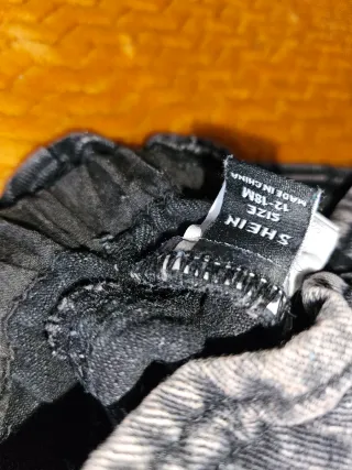 Calças pretas rasgadas cintura subida