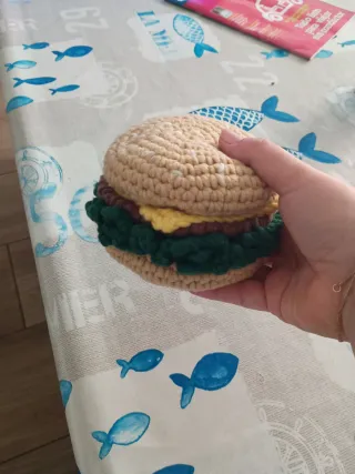 Hamburguesa de crochet artesanal