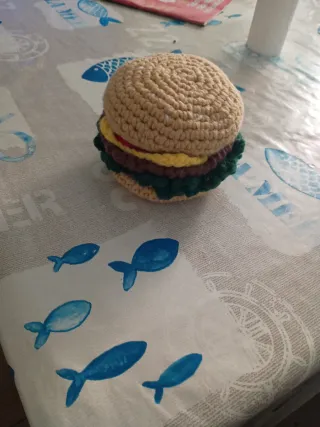 Hamburguesa de crochet artesanal