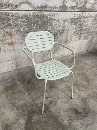 Silla apilable con reposabrazos de exterior Brai de acero galvanizado turquesa