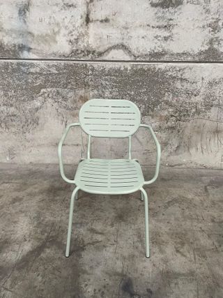 Silla apilable con reposabrazos de exterior Brai de acero galvanizado turquesa