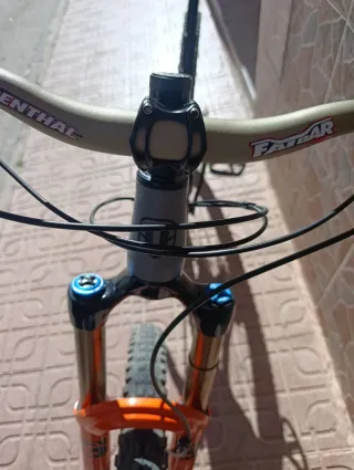 Bicicleta Mondraker con horquilla Fox 38