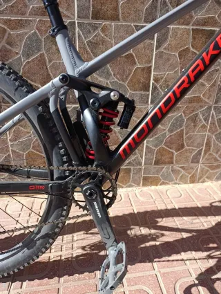 Bicicleta Mondraker con horquilla Fox 38