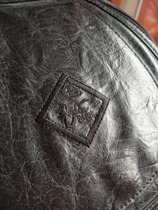 Mochila de piel negro