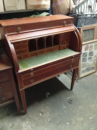 Buró antiguo de madera