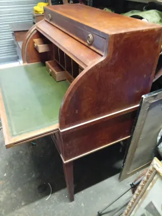 Buró antiguo de madera